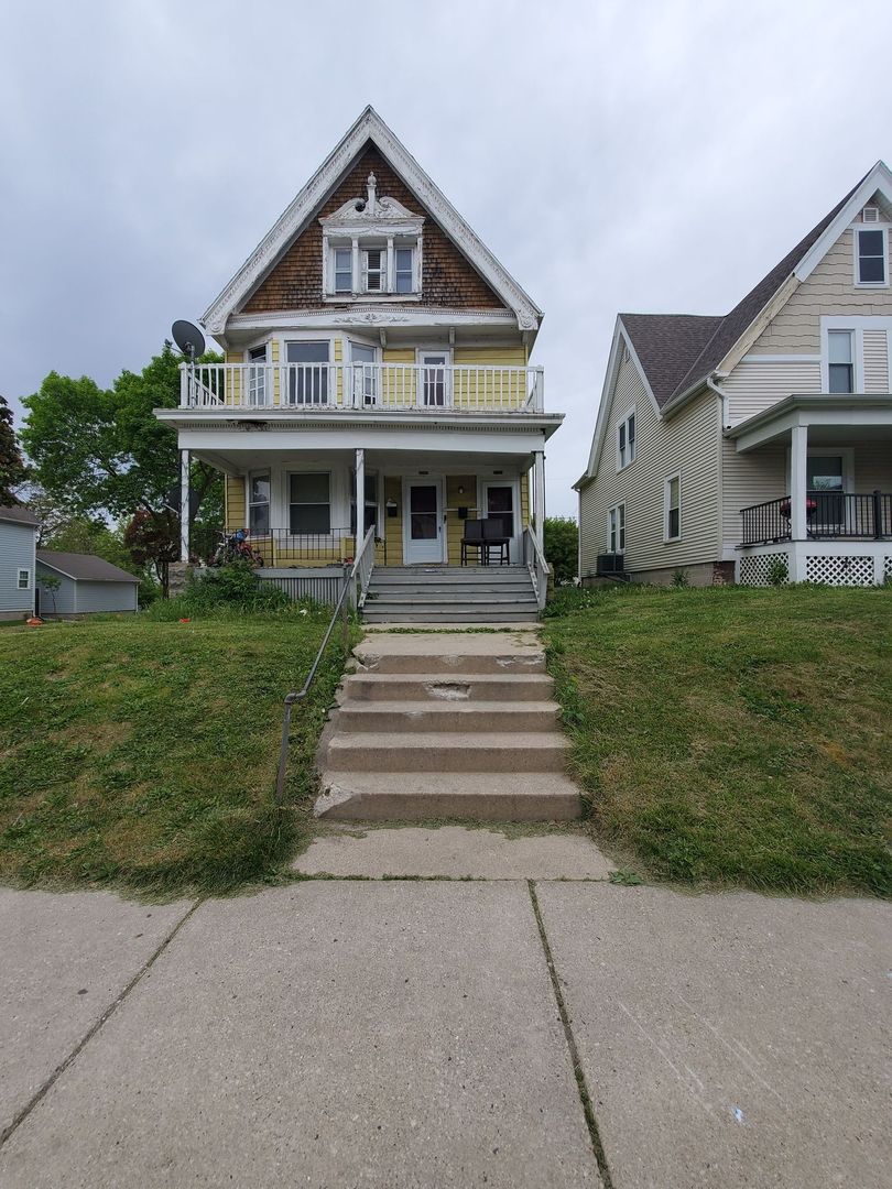 Milwaukee Apartment: 2001-2003 N 38th St.