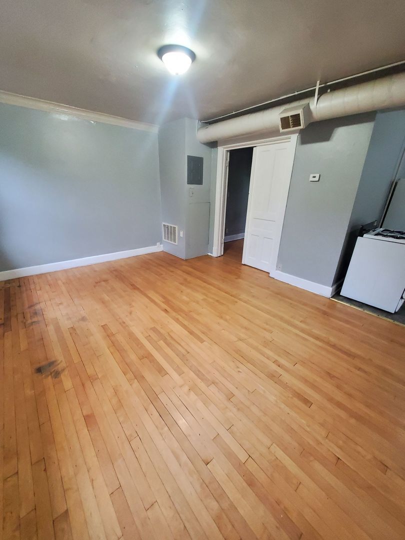 Milwaukee Apartment: 3311 W Juneau Ave.