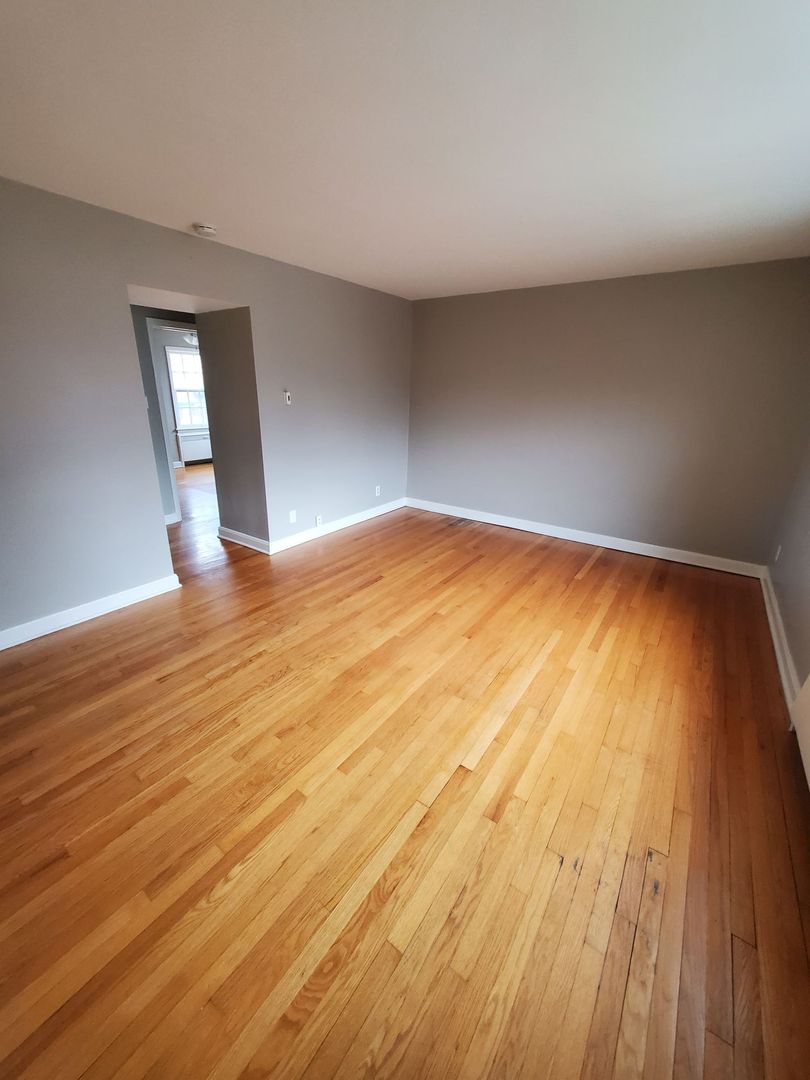 Whitefish Bay Apartment: 512-524- E Henry Clay St