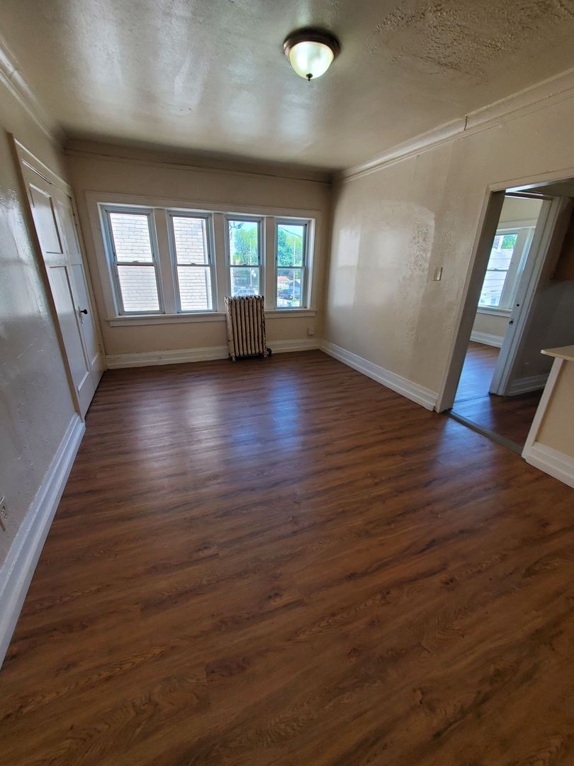Milwaukee Apartment: 3866 N Port Washington Rd.