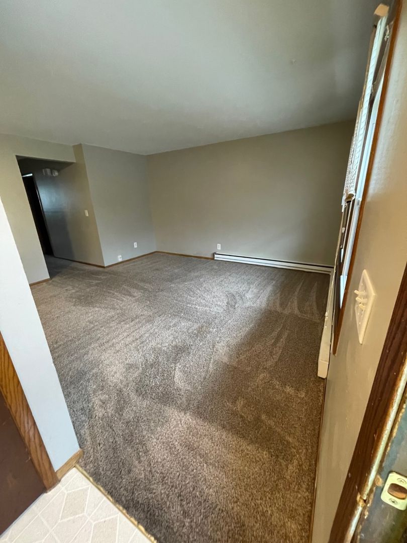 Waukesha Apartment: 449 Dunbar Ave