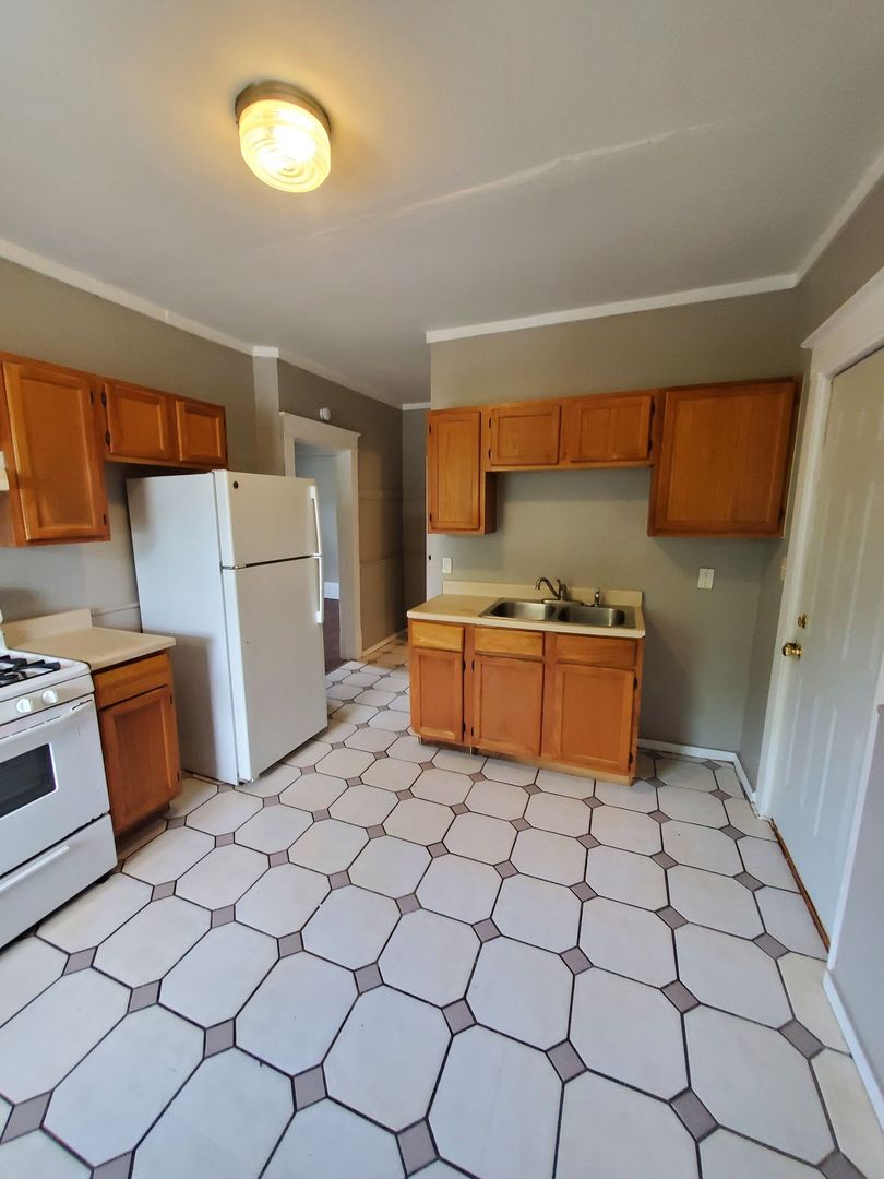 Kenosha Apartment: 2002 57th St.