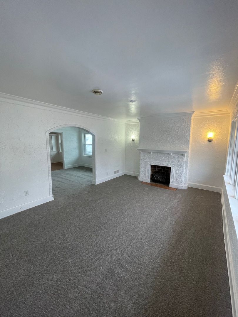 Milwaukee Apartment: 1921-1923 W Greenfield Ave.