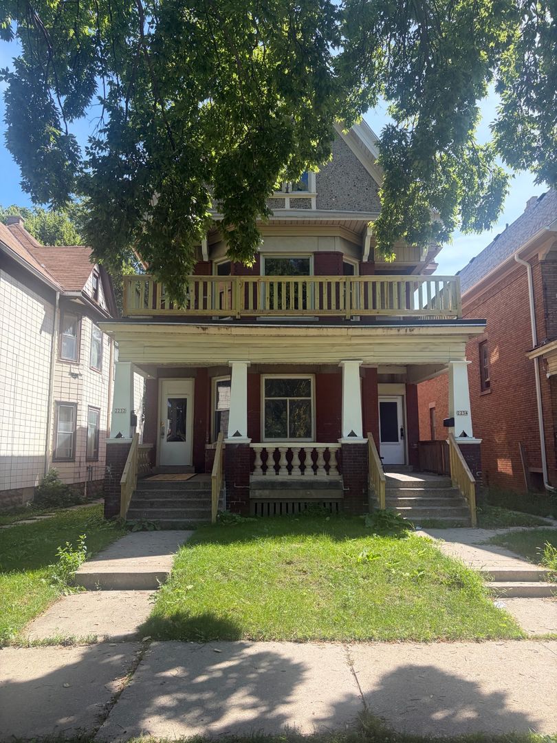 Milwaukee Apartment: 2232 S 7th st