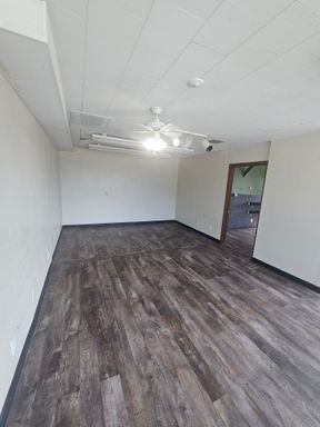 Large full service Salon with sinks in private rooms as well as plumbing stations. – photo 1