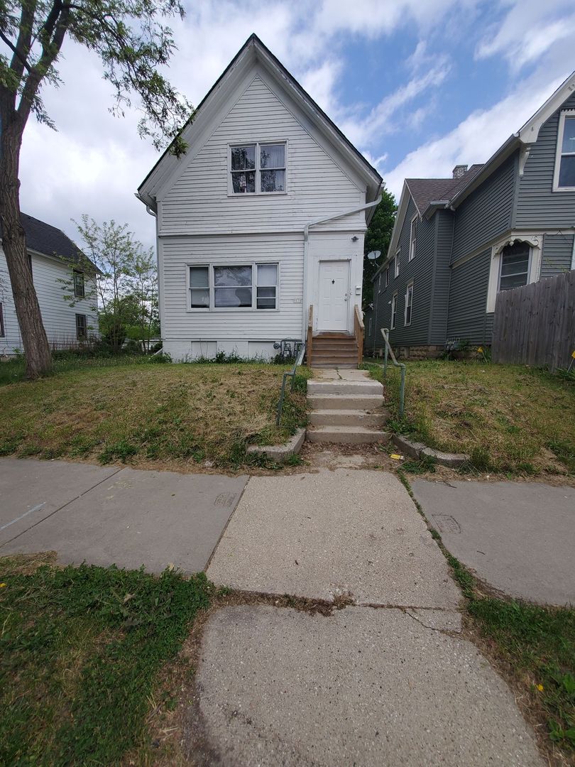 Milwaukee Apartment: 2610 W. Juneau Ave.
