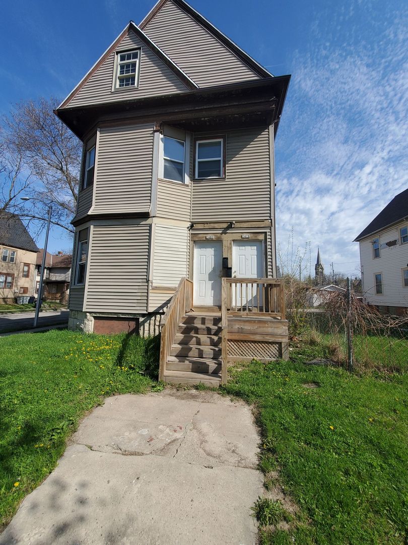 Milwaukee Apartment: 2478-2480 W Juneau Ave.