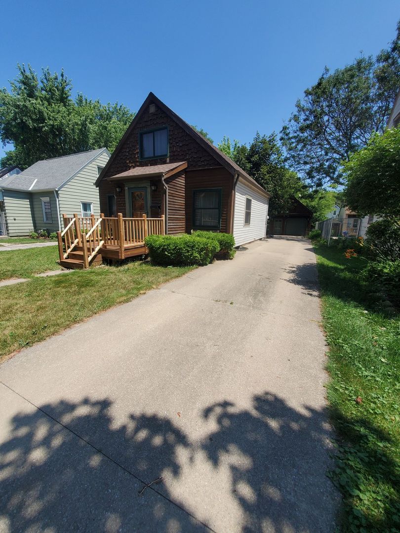 Milwaukee House: 446 S 72nd St.
