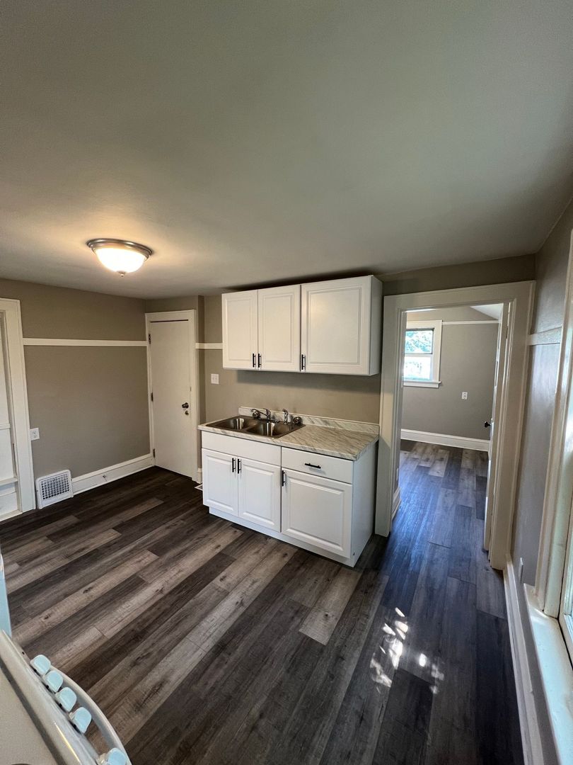 Milwaukee Apartment: 6216 W. Richmond Ave