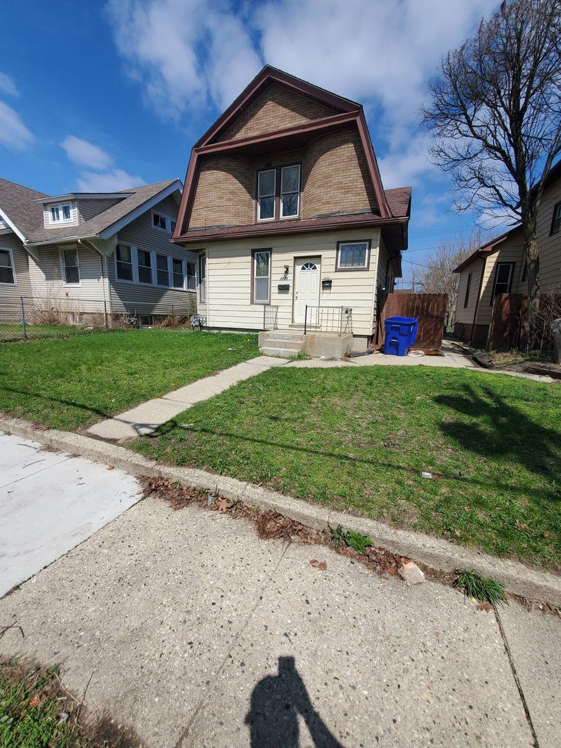 Kenosha Apartment: 1922-1924 53rd St.