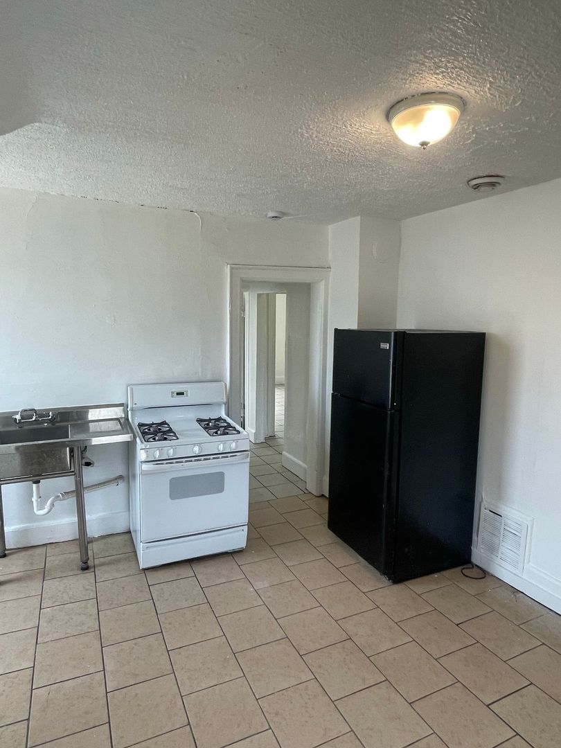 Milwaukee Apartment: 1120-1122 W Locust St.