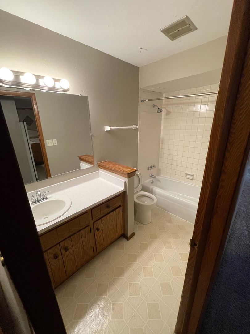 Waukesha Apartment: 449 Dunbar Ave