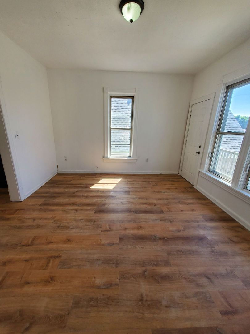 Milwaukee Apartment: 1568 W Windlake Ave.