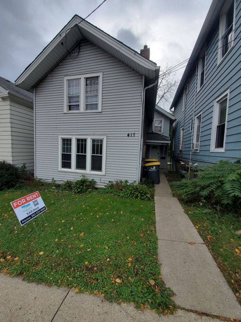 Waukesha Apartment: 417 Madison St