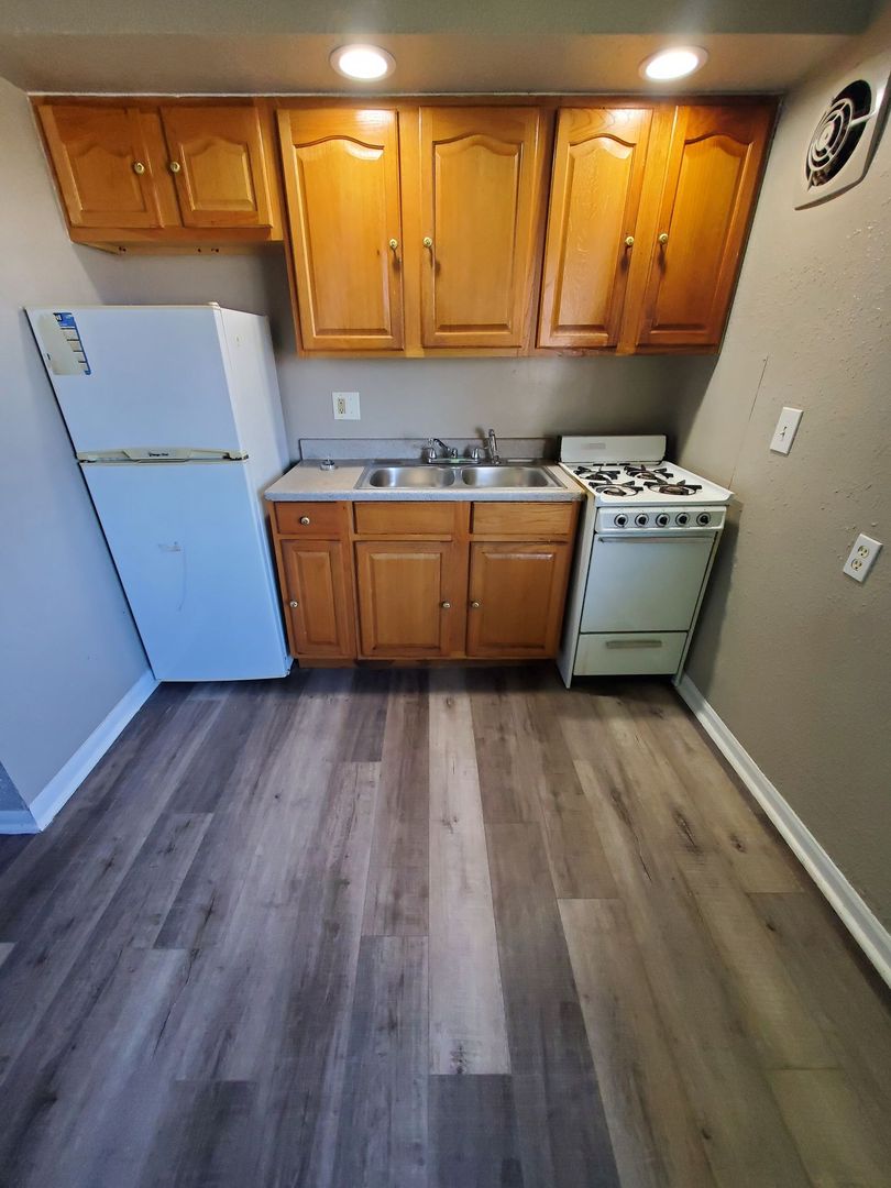 Milwaukee Apartment: 2448 W Kilbourn Ave