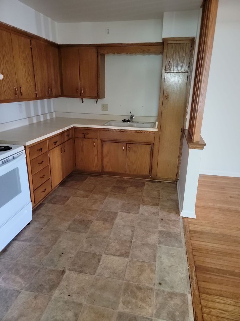 Racine Apartment: 1920 Lathrop Ave.