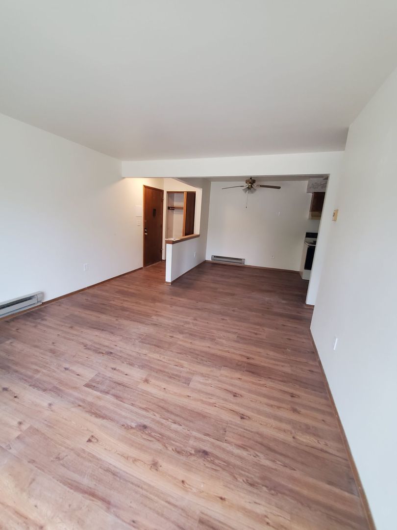 Pewaukee Apartment: 1320 Meadow Creek Dr.