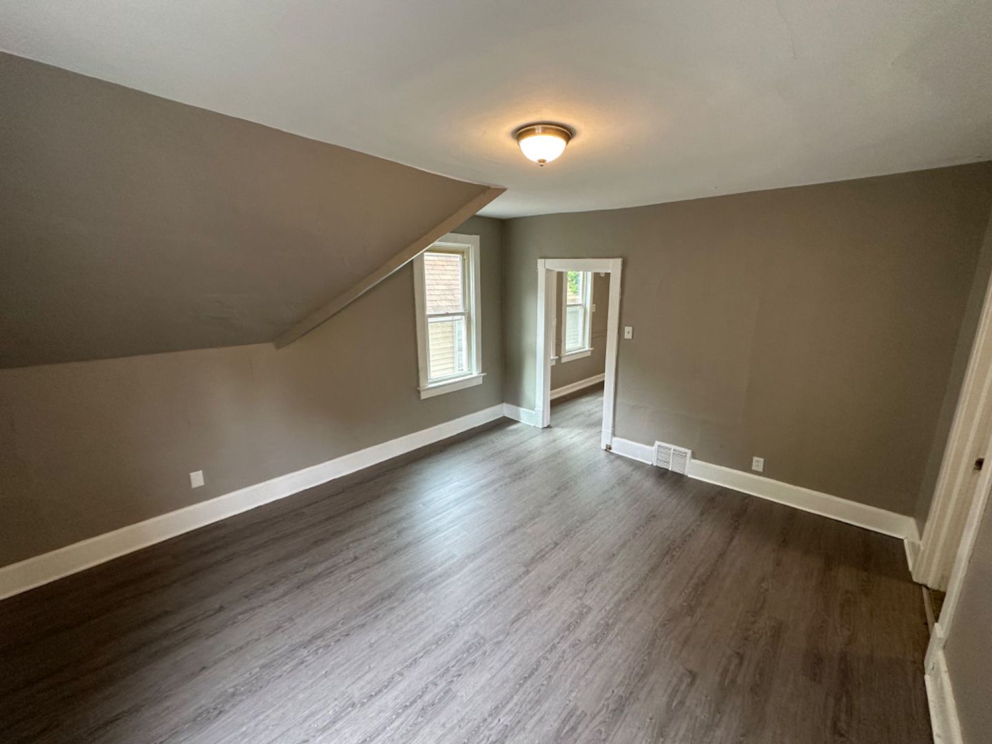 Milwaukee Apartment: 1939-1939A N 37th St