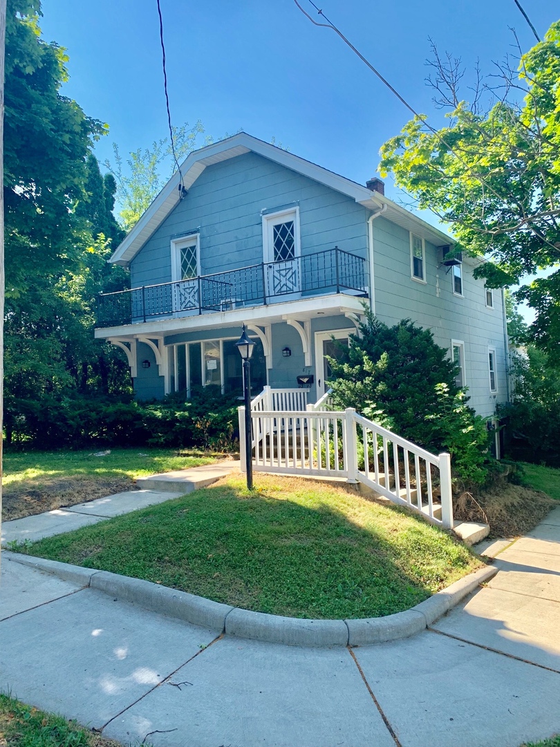 Waukesha Apartment: 817 Chicago Ave