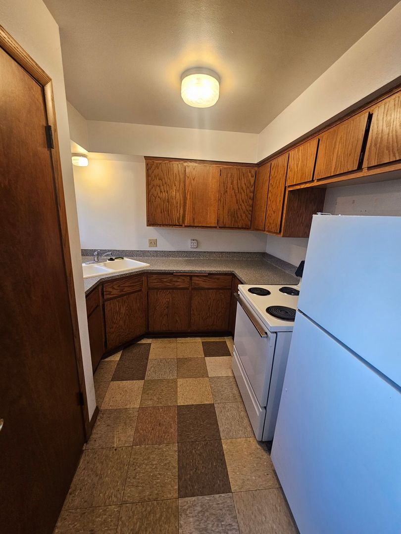 Milwaukee Apartment: 650-670 S 60th St.