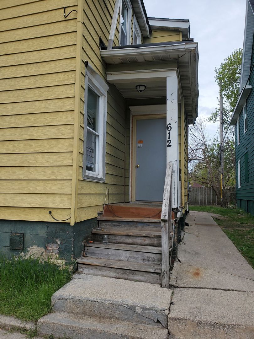 Racine Apartment: 612 10th St.