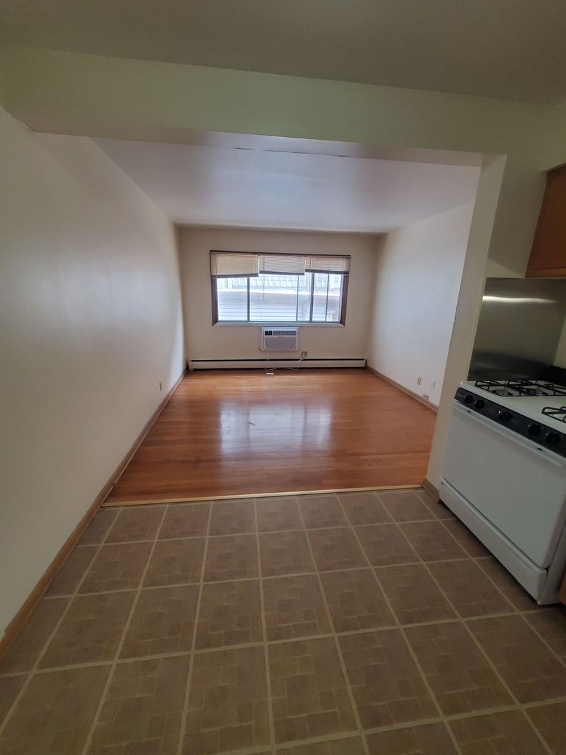Milwaukee Apartment: 1851 N Oakland Ave