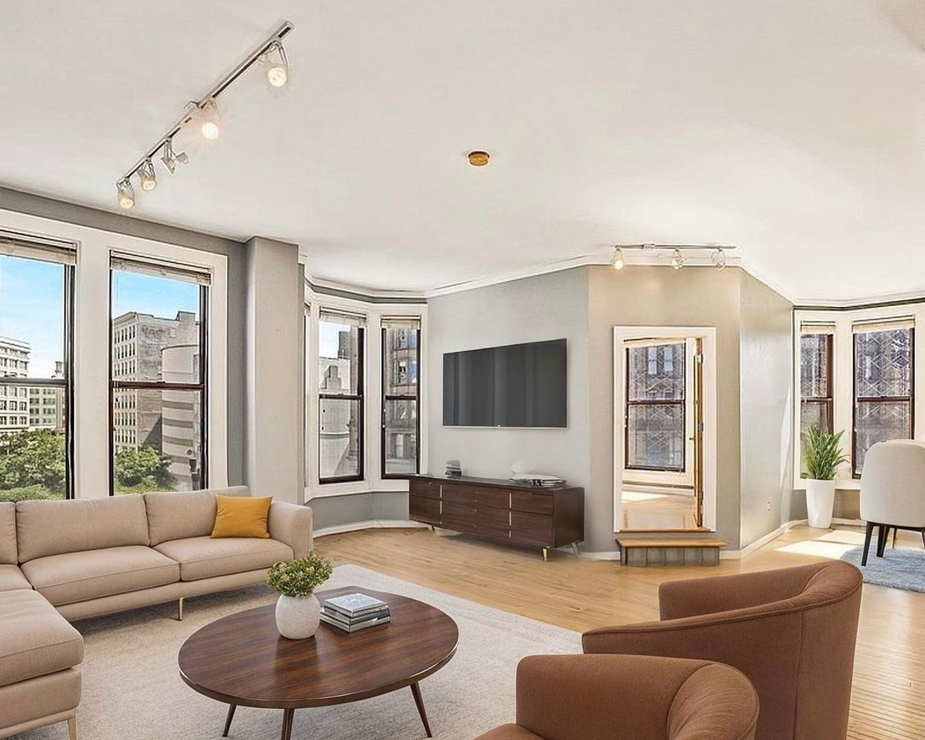 Milwaukee House: 108 W Wells