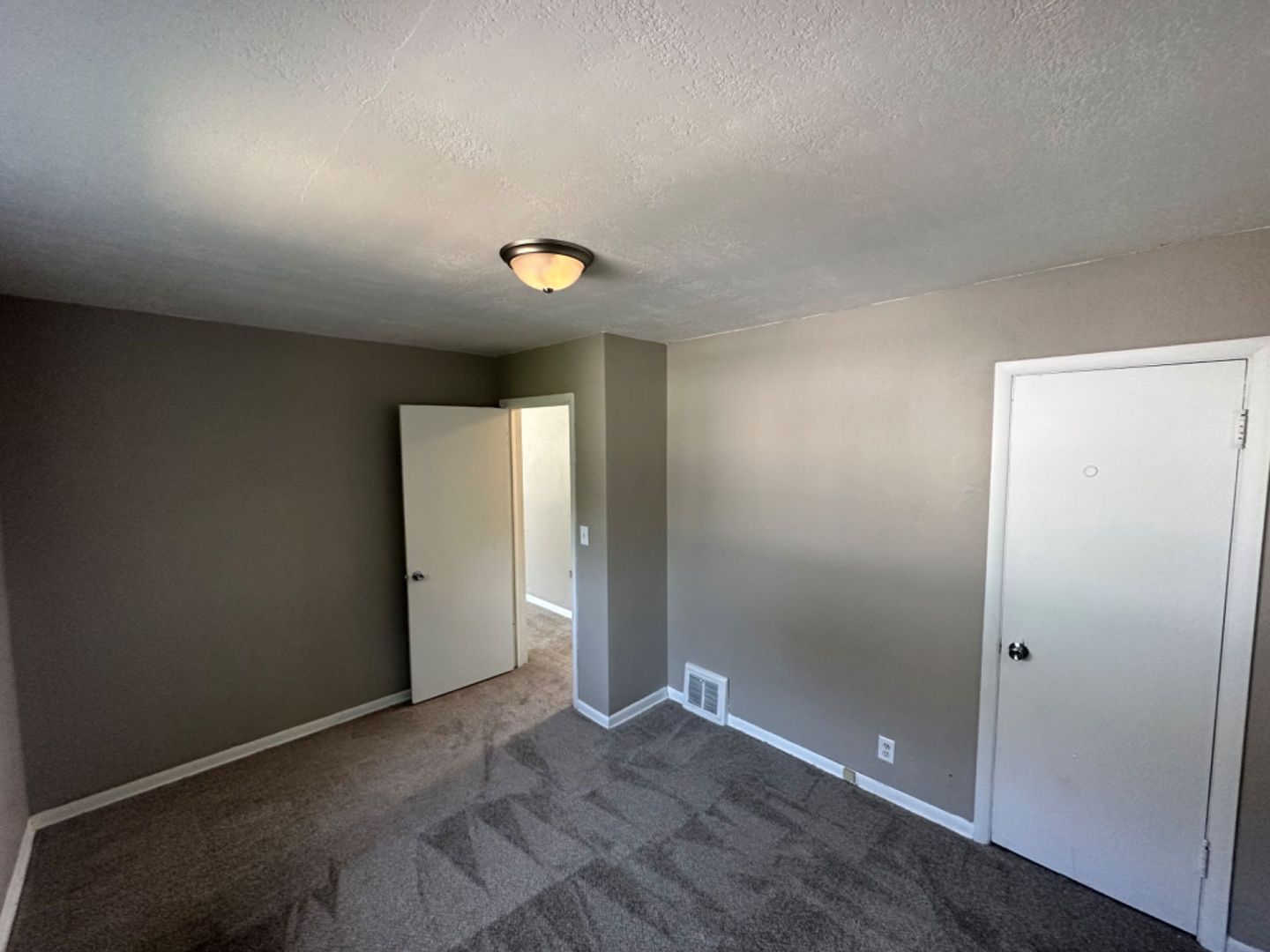 Milwaukee Apartment: 5641 N 61st St.