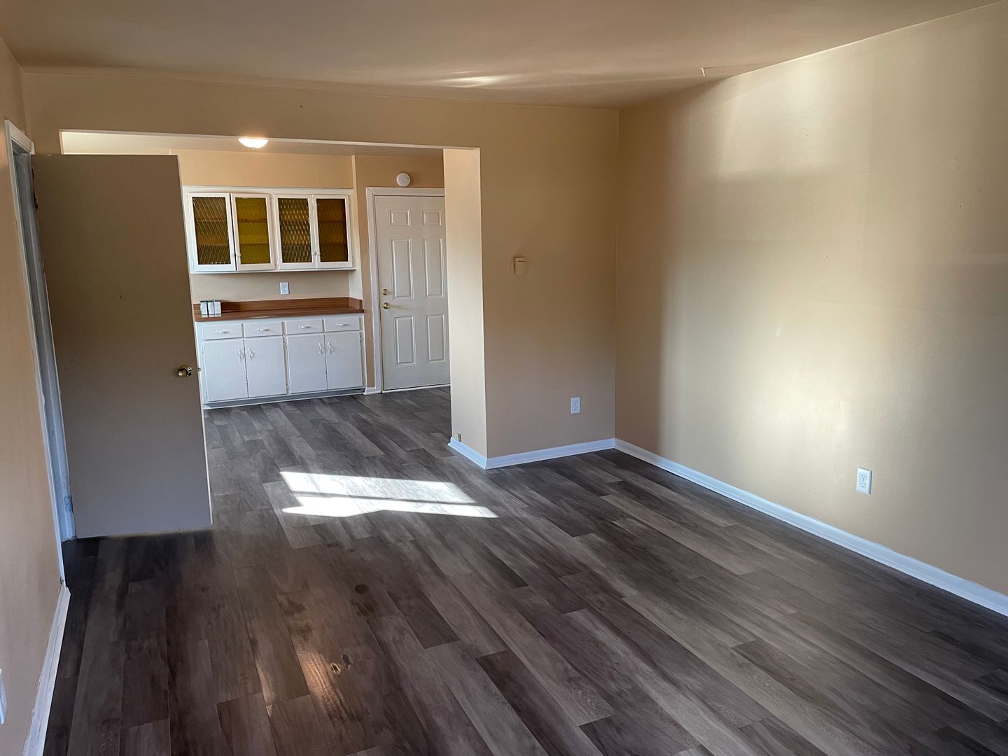 Milwaukee Apartment: 6813 W Hampton Ave