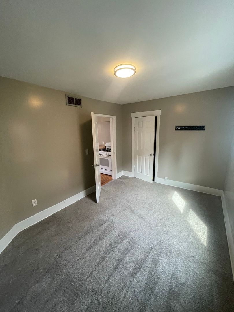 Milwaukee Apartment: 3368 N Booth St