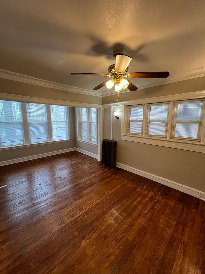 Milwaukee Apartment: 1925-1927 N Prospect Ave.