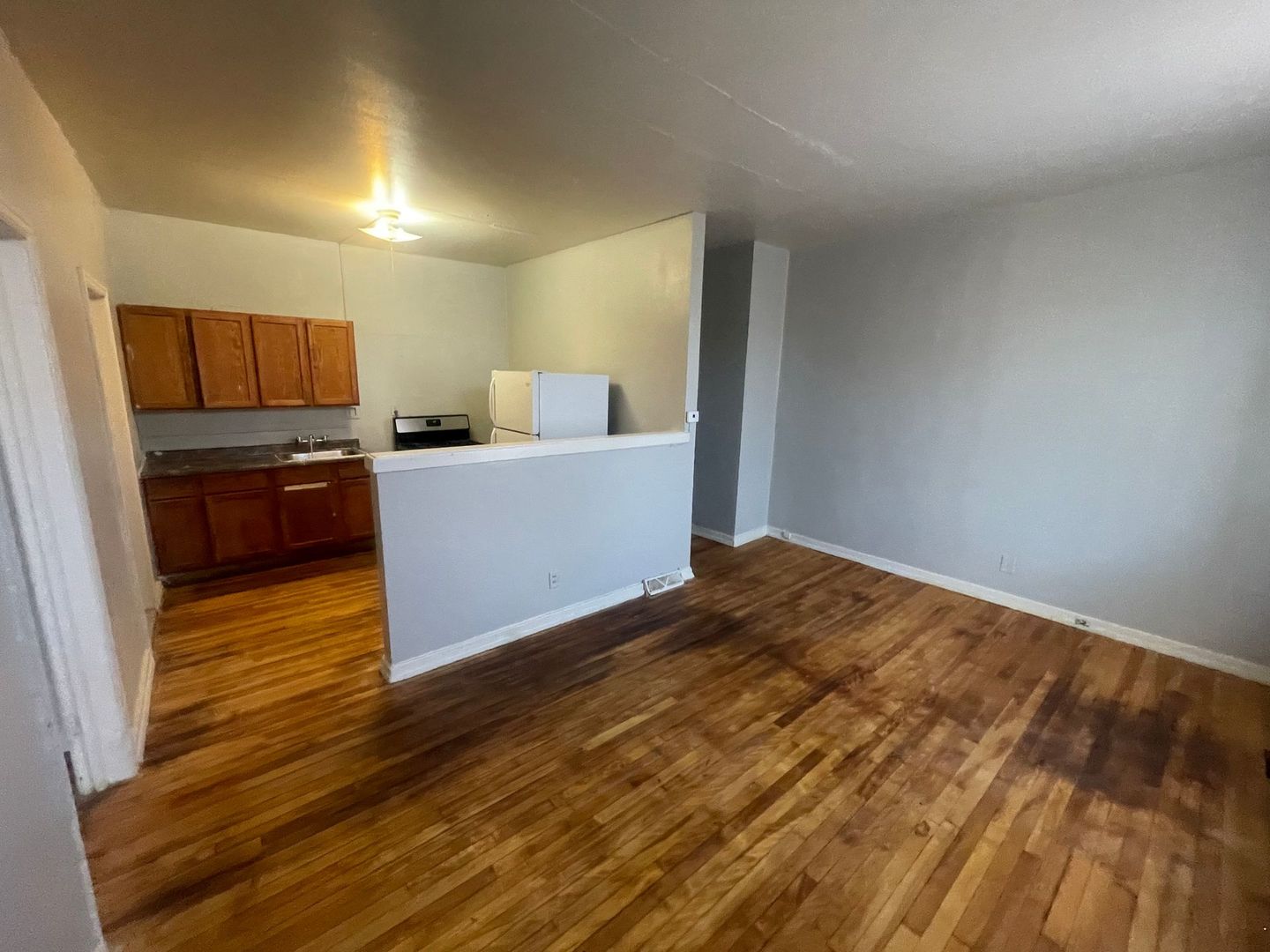 Milwaukee Apartment: 828 W Windlake Ave
