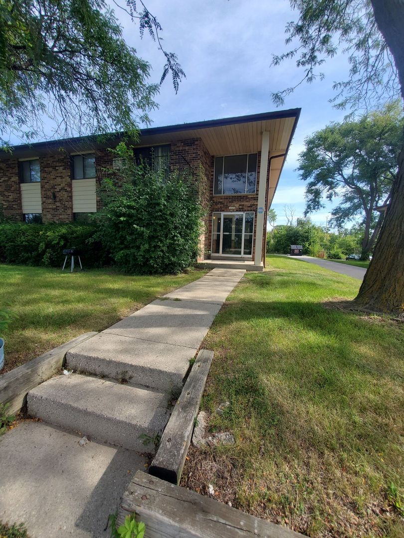 Milwaukee Apartment: 10500 W Fond Du Lac Ave.