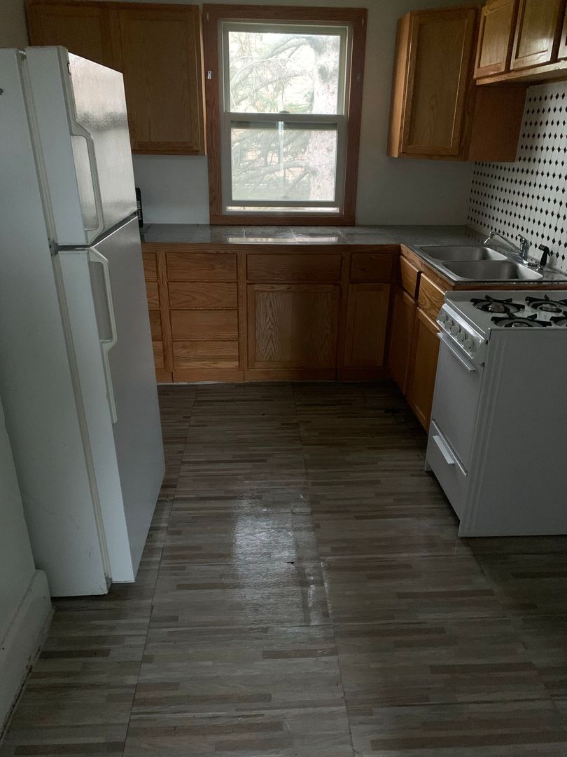 Racine Apartment: 1212 Carlisle Ave.