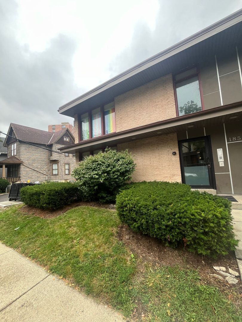 Milwaukee Apartment: 1851 N Oakland Ave