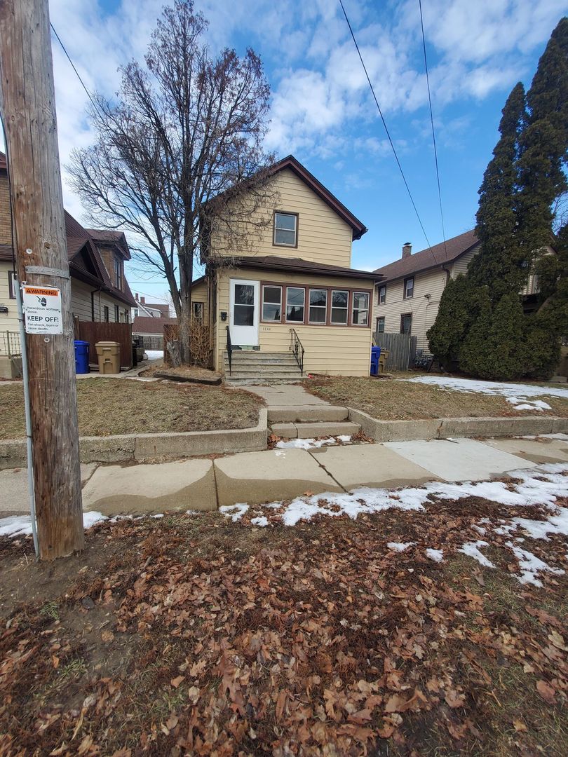 Kenosha Apartment: 1922-1924 53rd St.