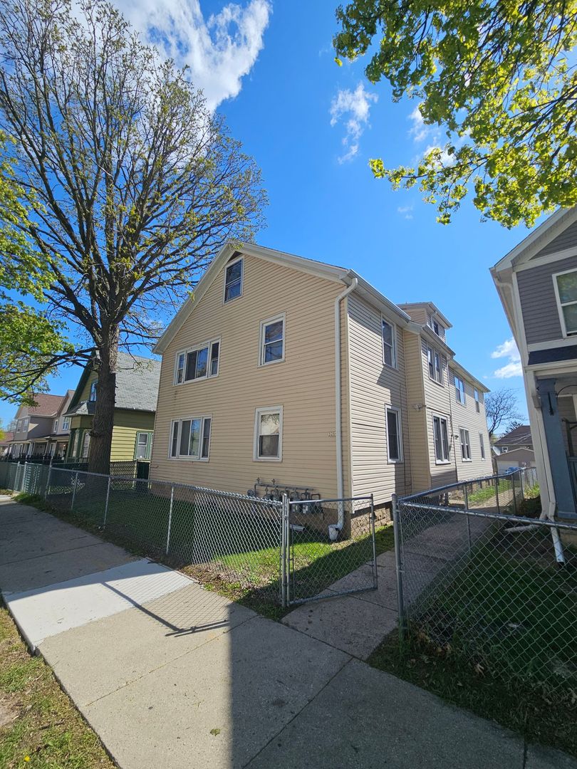 Milwaukee Apartment: 3266 N 3rd St