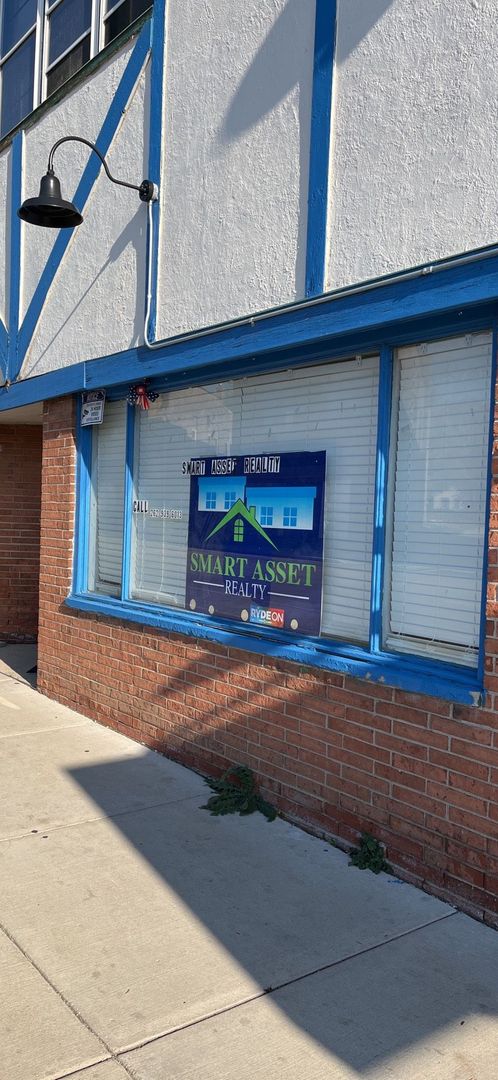 Racine Apartment: 1639 Douglas Ave