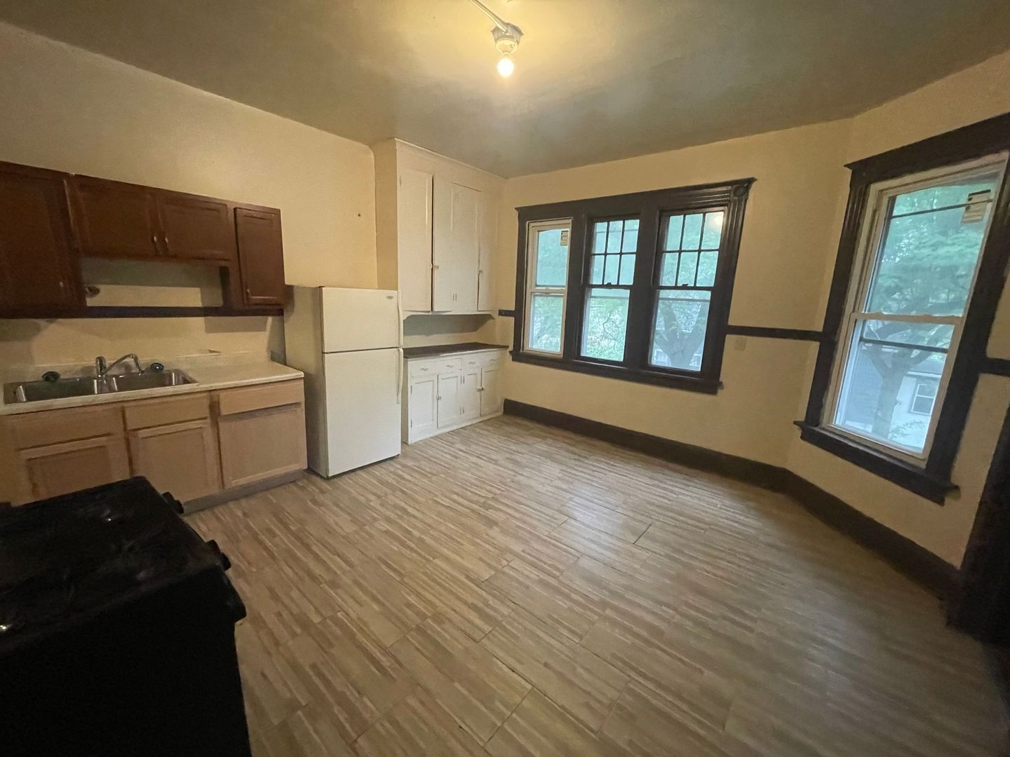 Milwaukee Apartment: 2502-2504 N 9th St./824 W Wright St.
