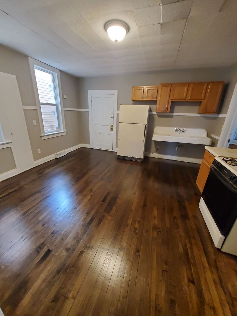 Milwaukee Apartment: 2327 S 15th St.