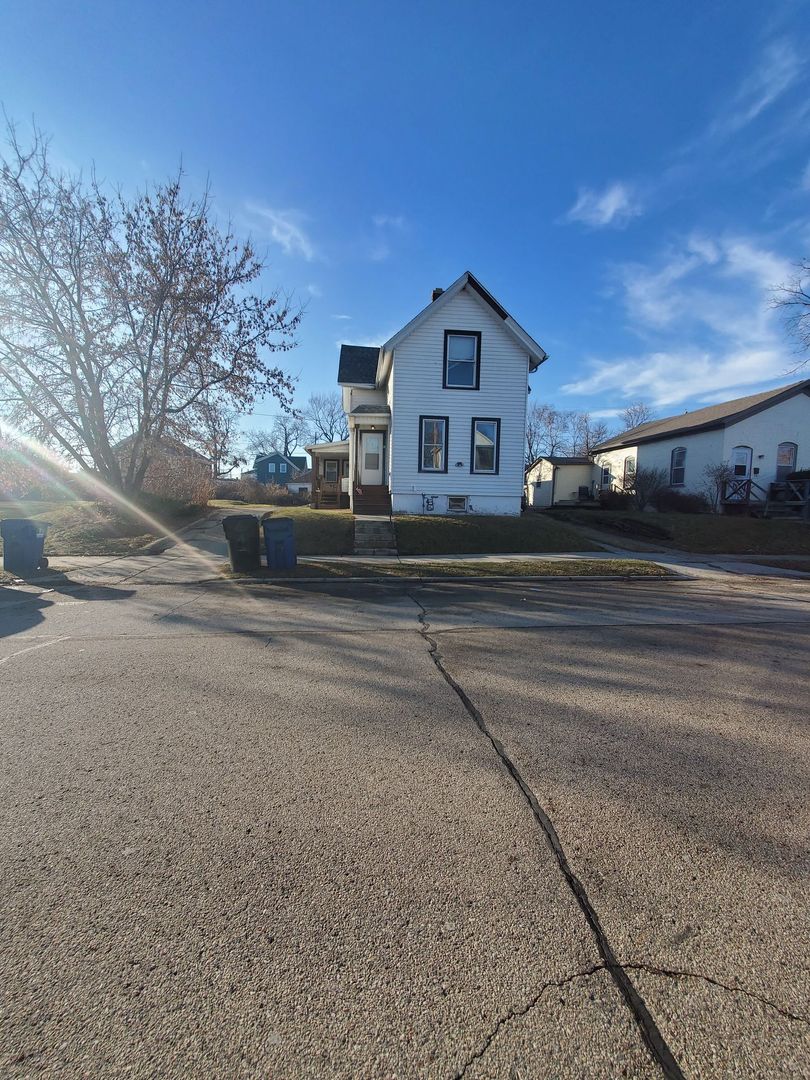 Racine Apartment: 1220 N Wisconsin St.