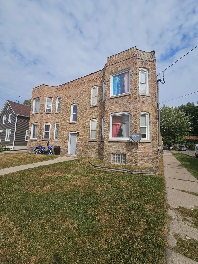 Kenosha Apartment: 2002 57th St.