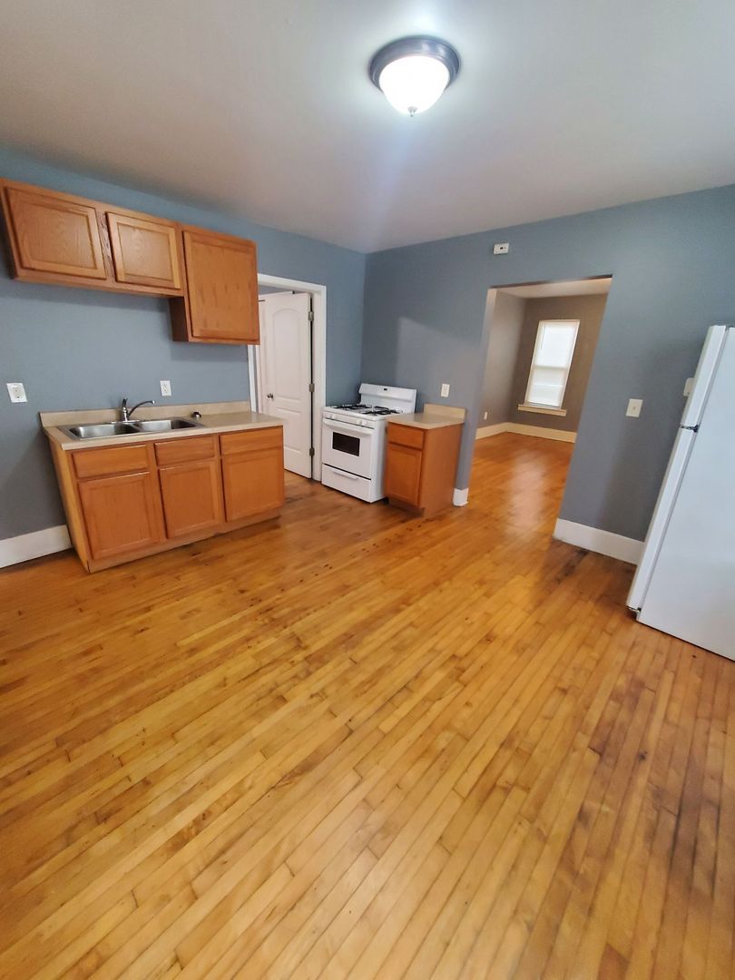 Milwaukee Apartment: 3368 N Booth St