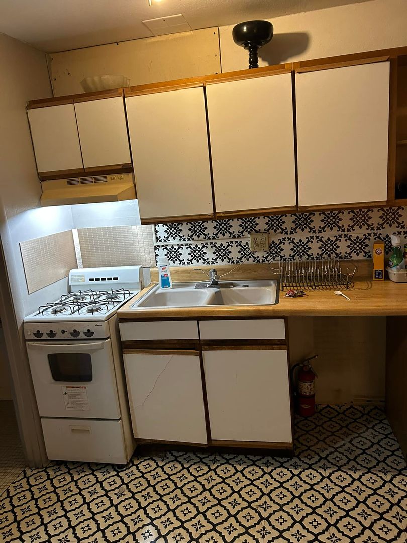 Racine Apartment: 1639 Douglas Ave