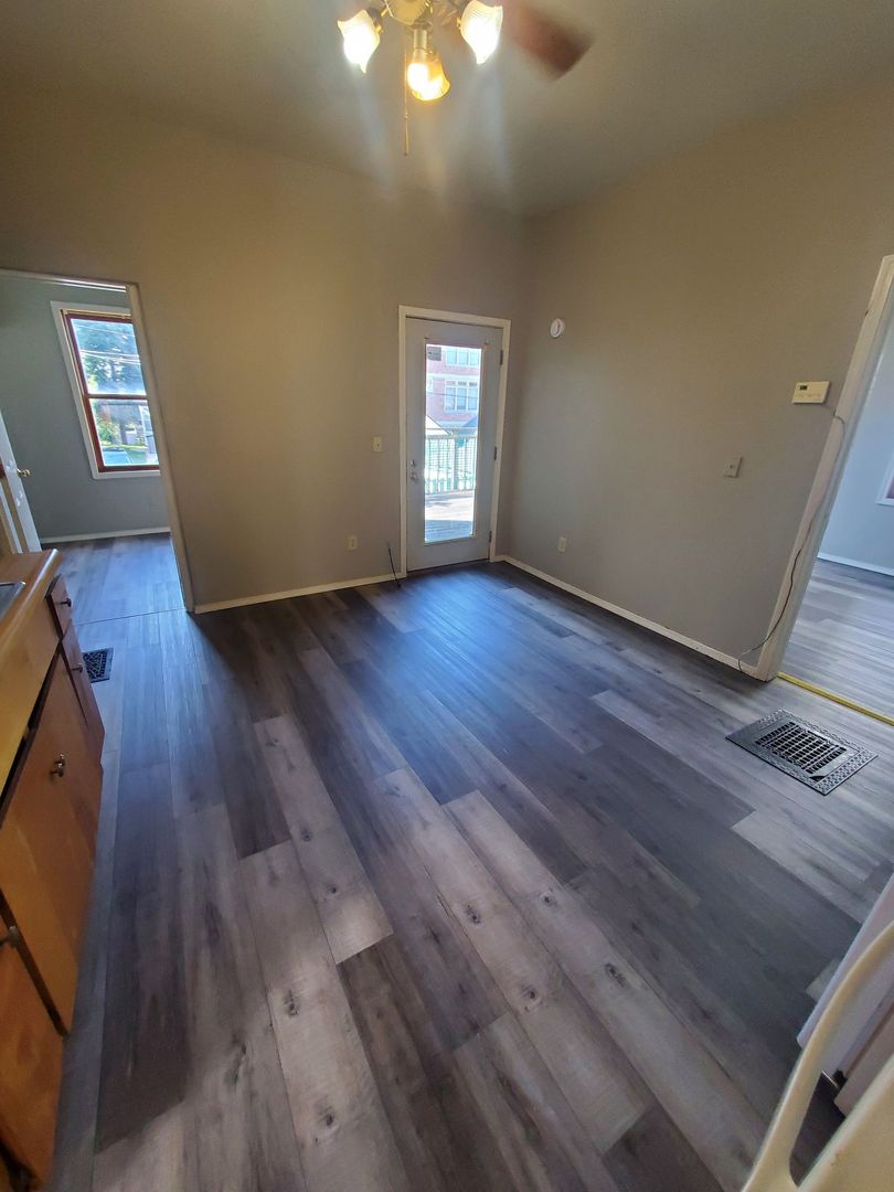 Milwaukee Apartment: 1655 N Van Buren St