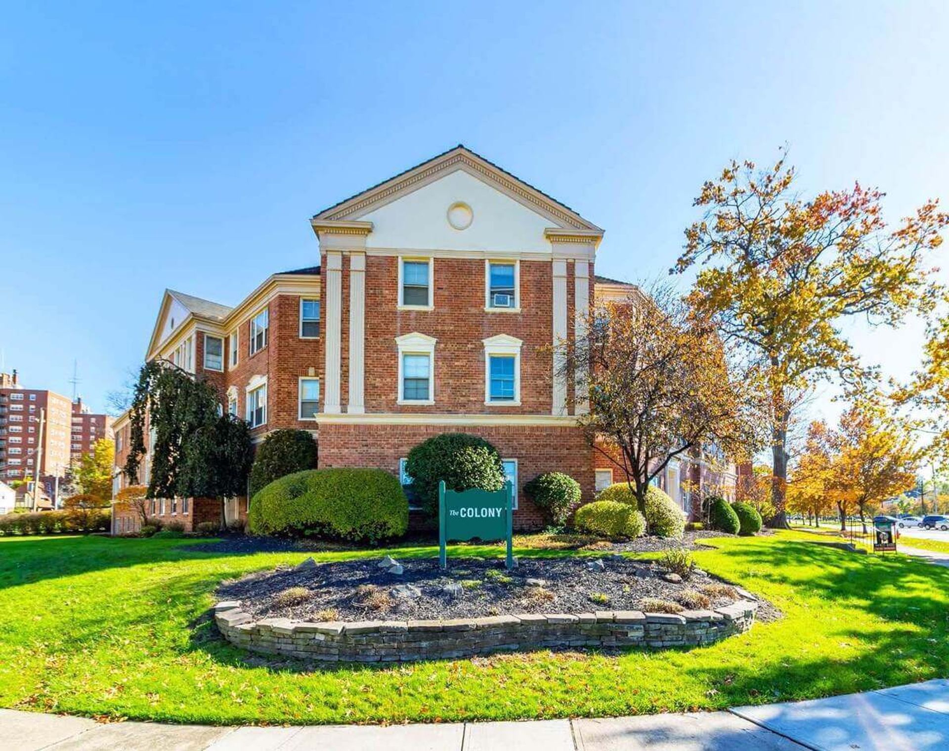 Shaker Heights Apartment: 2809 Van Aken Boulevard