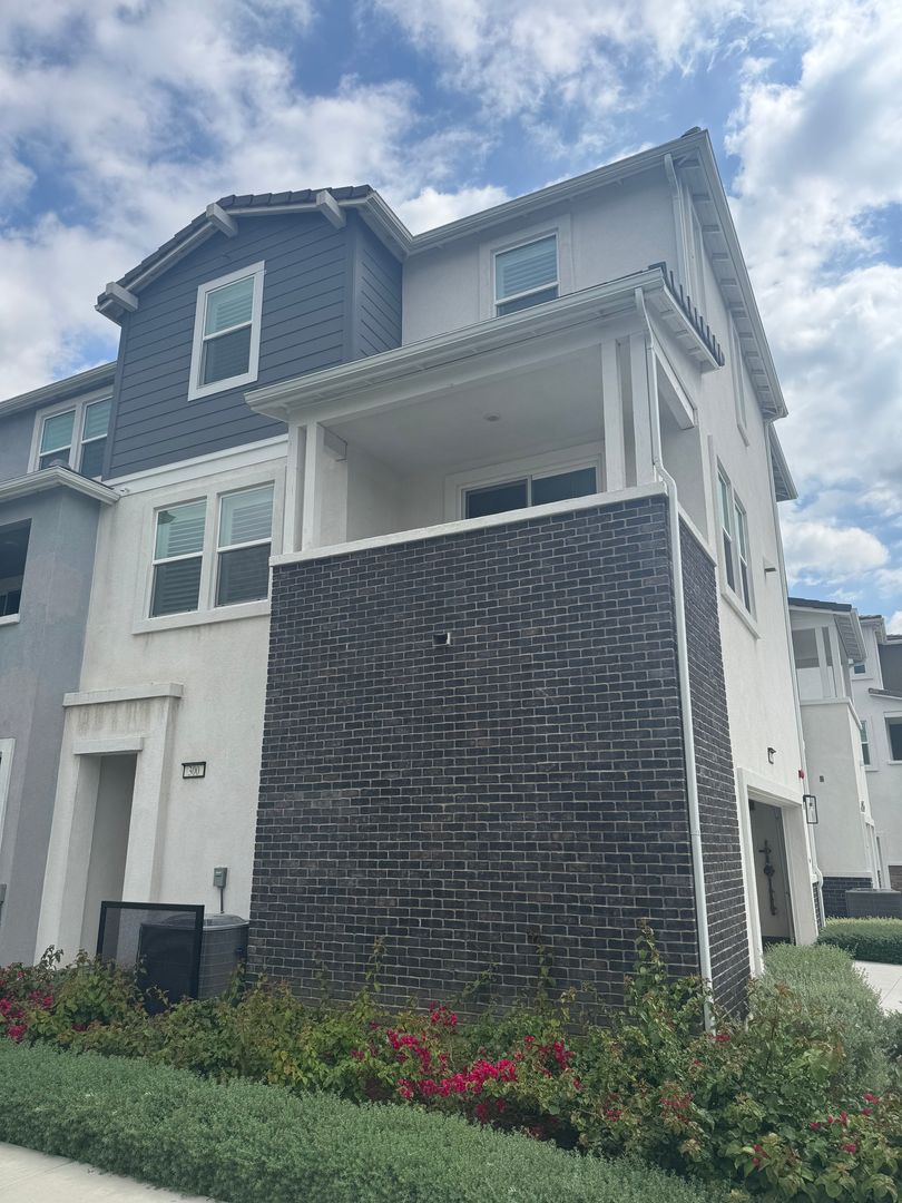 West Covina Townhome: 300 Lockhart St