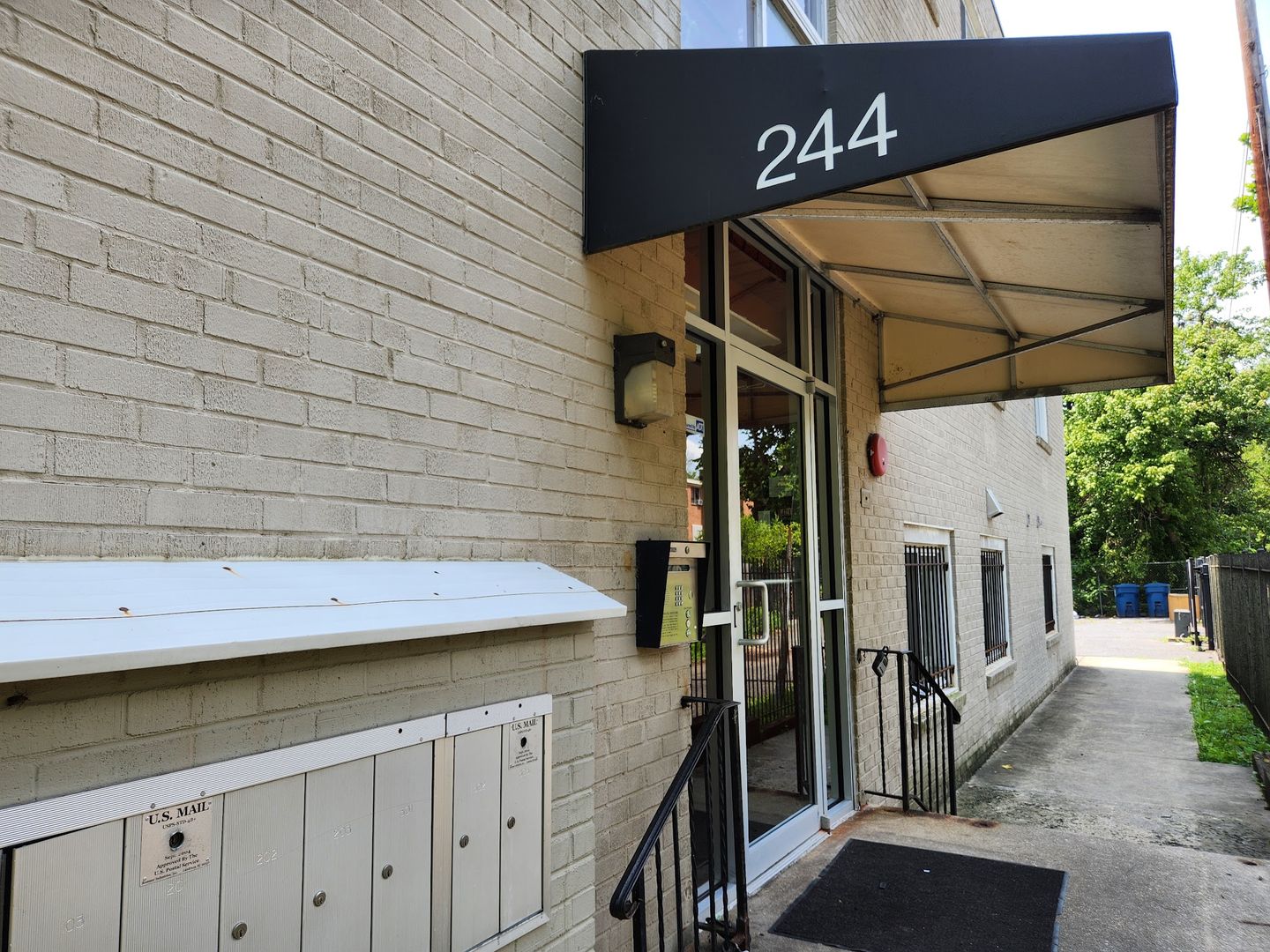 Washington House: 244 60th St NE