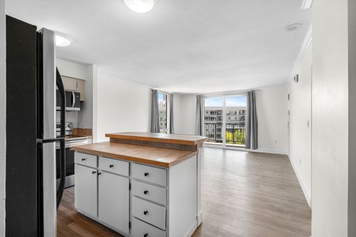 Spacious, Renovated Downtown Condo with Breathtaking Views of the City! – photo 1