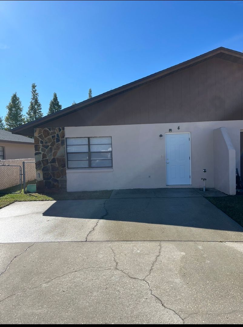 Lakeland House: 7665 Chase Rd #4